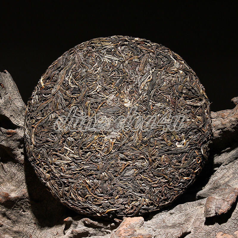 Organic Pu Erh Tea Cake - Fragrant Orchid & Shantou Spring Blend - Image 5